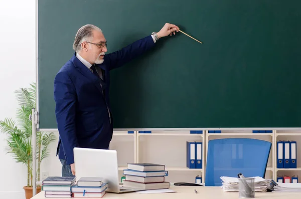 黒板の前で老人男性教師 — ストック写真