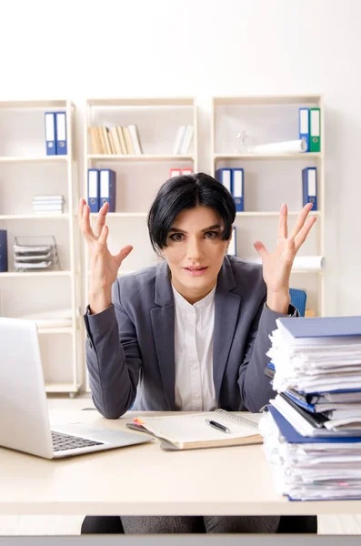 Středního věku businesslady nespokojeni s nadměrnou práci — Stock fotografie