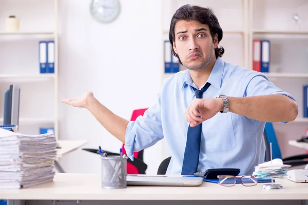 Giovane uomo d'affari dipendente infelice con il lavoro eccessivo — Foto Stock