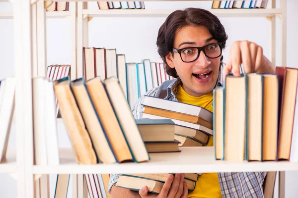 Studente maschio che si prepara per gli esami in biblioteca — Foto Stock