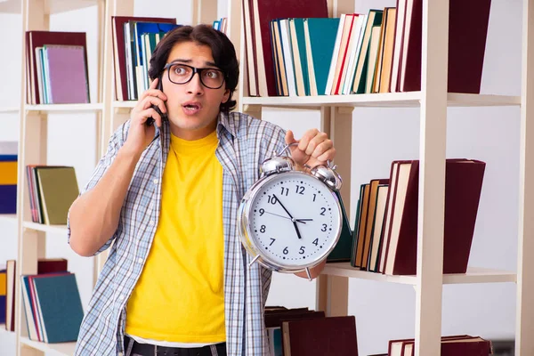 Étudiant se préparant aux examens à la bibliothèque — Photo