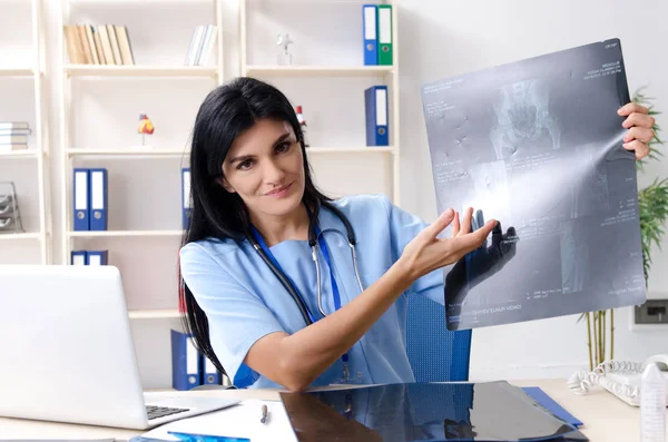 병원에서 일 하는 여성 의사 방사선 — 스톡 사진