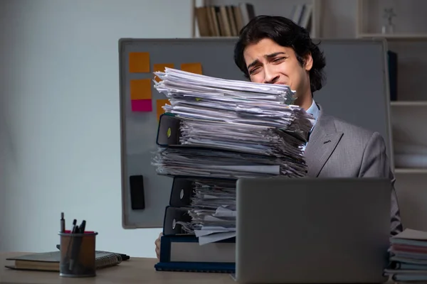 Joven empleado masculino trabajando hasta tarde en la oficina —  Fotos de Stock