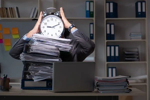 Jovem empregado do sexo masculino que trabalha até tarde no escritório — Fotografia de Stock