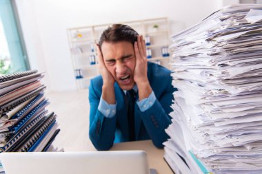 Genç yakışıklı iş adamı aşırı işten memnun değil. 