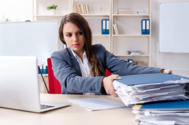 Güzel kadın işçiye aşırı çalışma ile mutsuz 