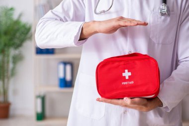 İlk yardım çantası ile erkek doktor 