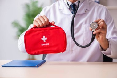 İlk yardım çantası ile erkek doktor 