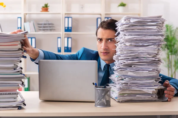 Joven hombre de negocios guapo infeliz con el trabajo excesivo — Foto de Stock