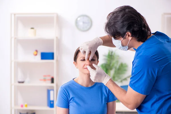 Mujer visitando médico masculino para cirugía plástica — Foto de Stock