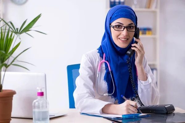 Arabe femme médecin travaillant dans la clinique — Photo