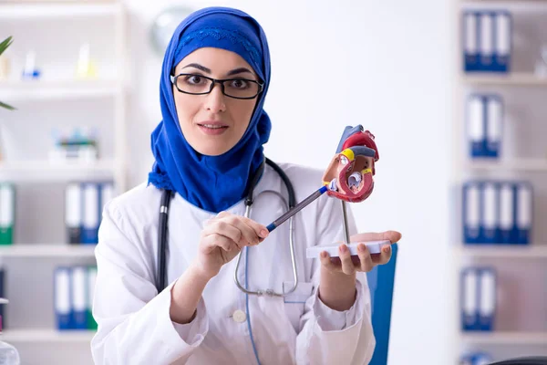 Klinikte çalışan Arap kadın doktor. — Stok fotoğraf