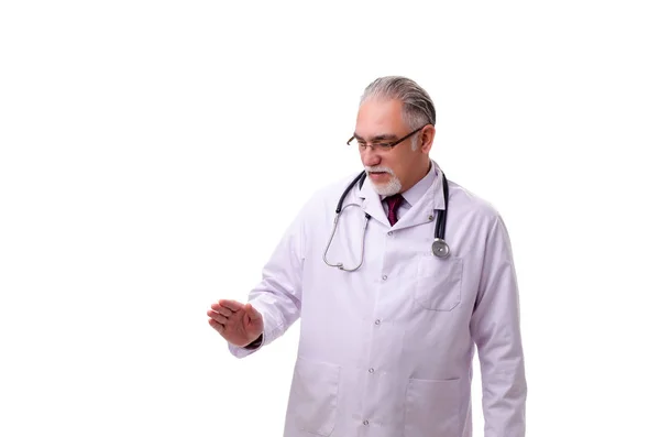 Старый врач, изолированный на белом — стоковое фото