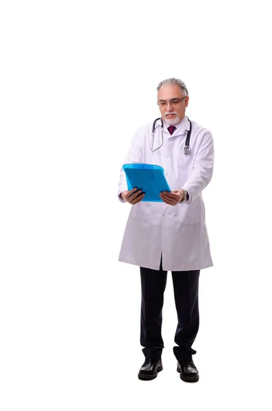 Velho médico masculino isolado em branco — Fotografia de Stock