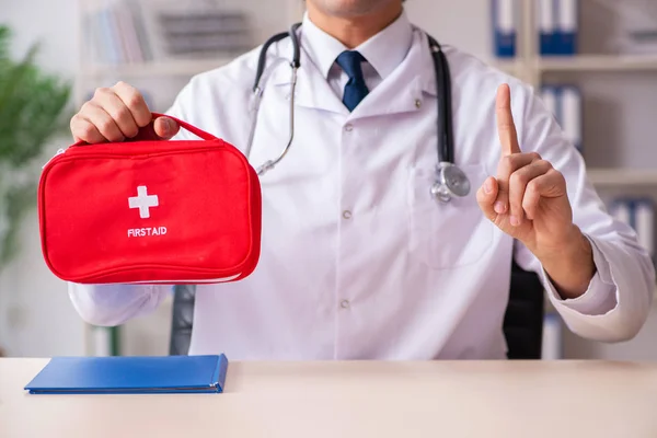 Male doctor with first aid bag — Stock Photo, Image