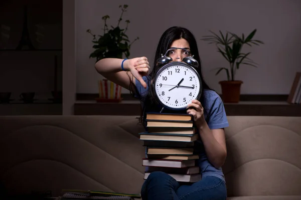 Mladá studentka, příprava na zkoušky v noční době — Stock fotografie