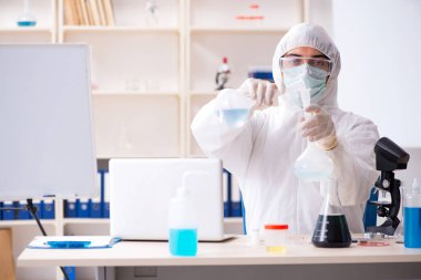 Laboratuvarda çalışan yakışıklı bir kimyager. 