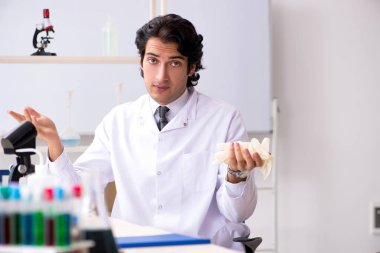 Laboratuvarda çalışan yakışıklı bir kimyager. 