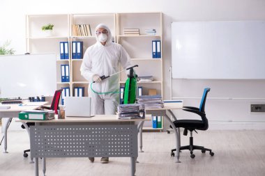 Profesyonel müteahhit ilaçlama ofisinde yapıyor 