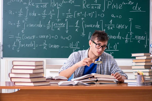 Jonge mannelijke student studeert wiskunde op school — Stockfoto