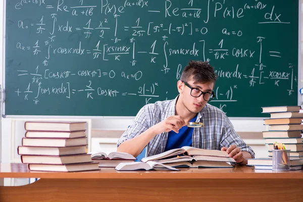 Siswa laki-laki muda belajar matematika di sekolah — Stok Foto