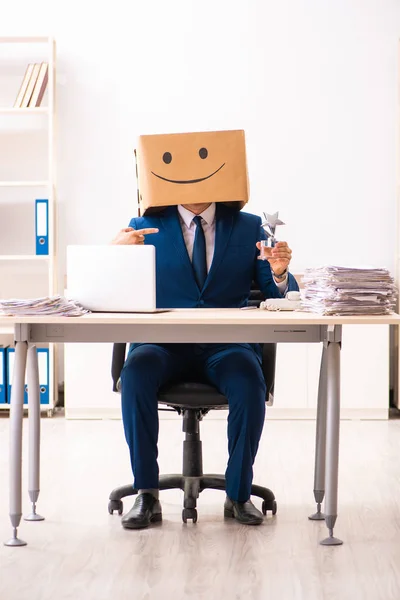 Homem feliz empregado com caixa em vez de sua cabeça — Fotografia de Stock