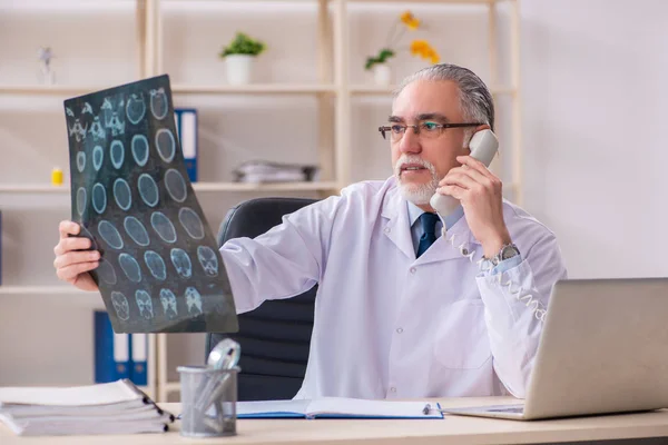 Åldrad manlig läkare radiolog på kliniken — Stockfoto