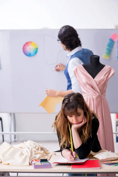 Jóvenes sastres trabajando en taller — Foto de Stock