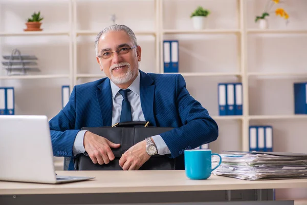 Empleado varón de edad que trabaja en la oficina —  Fotos de Stock