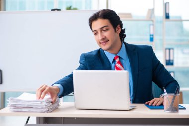 Genç yakışıklı iş adamı beyaz tahtanın önünde 