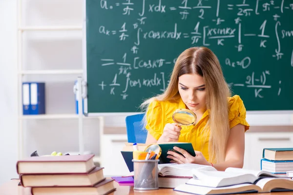 Mladá studentka před tabuli — Stock fotografie