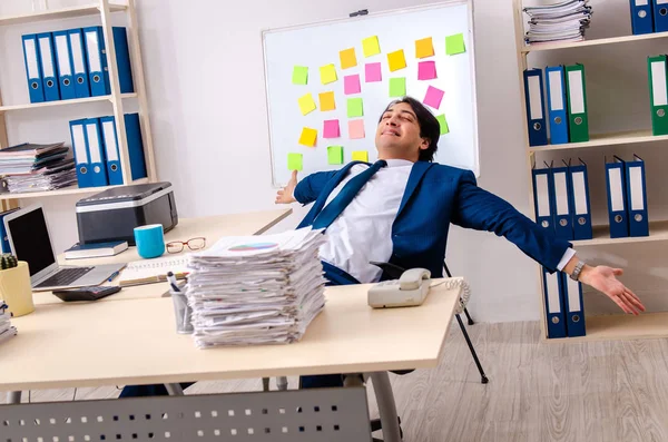 Young businessman working in the office — Stock Photo, Image