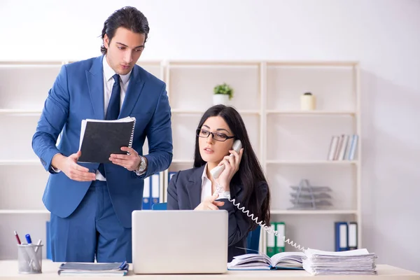 Zwei Mitarbeiter im Büro — Stockfoto