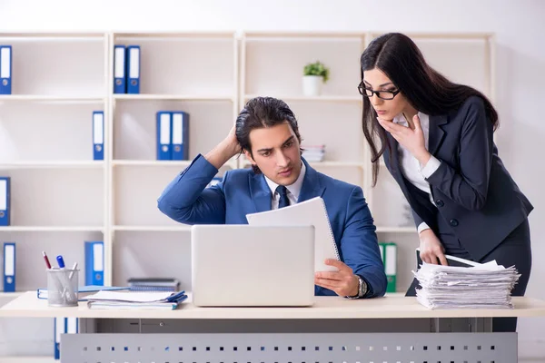 Dos empleados que trabajan en la oficina — Foto de Stock