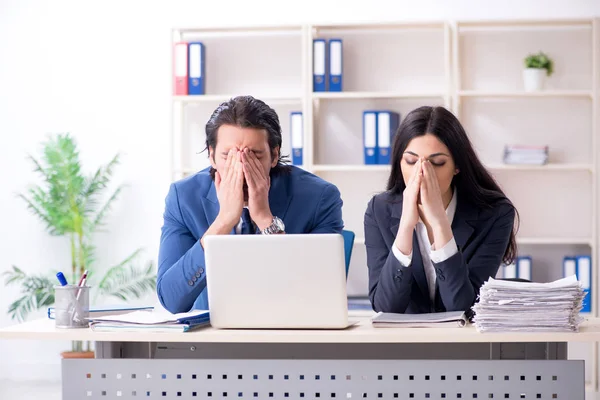 Deux employés travaillant dans le bureau — Photo