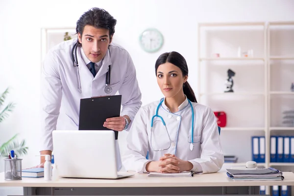 Twee jonge artsen die in de kliniek werken — Stockfoto