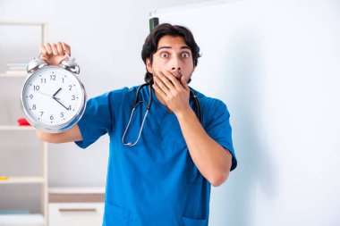 Genç erkek doktor beyaz tahtanın önünde. 