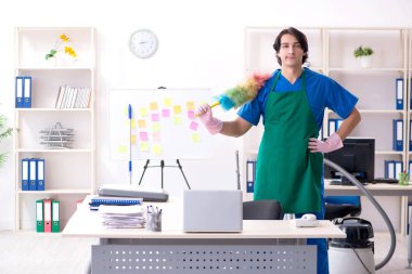 Ofiste çalışan yakışıklı, profesyonel temizlikçi. 