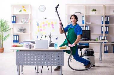 Ofiste çalışan yakışıklı, profesyonel temizlikçi. 