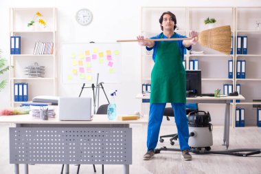 Ofiste çalışan yakışıklı, profesyonel temizlikçi. 