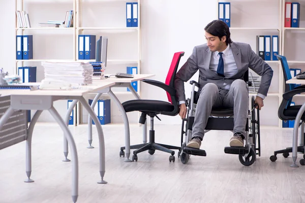オフィスで働く車椅子の若いハンサムな従業員 — ストック写真