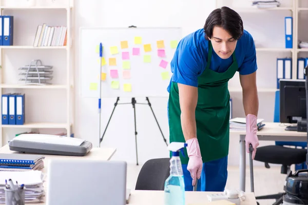 Manlig snygg professionell städare arbetar på kontoret — Stockfoto