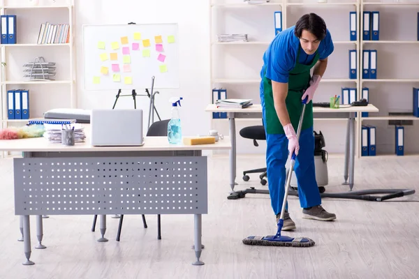 Männlich handsome professionell cleaner working im die büro — Stockfoto