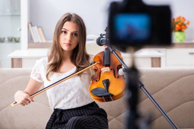 Keman çalan güzel bir blog yazarı