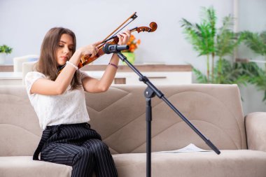 Evde keman oynayan kadın güzel müzisyen 