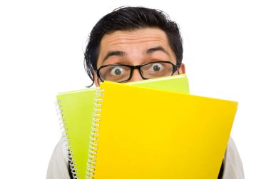 Erkek öğrenci notlarını beyazın üzerinde tutuyor. 