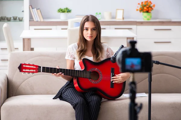 Schöne Bloggerin spielt Gitarre — Stockfoto