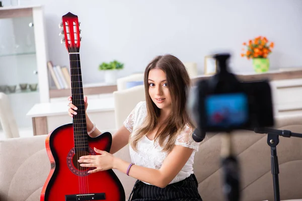 Vrouwelijke mooie blogger spelen gitaar — Stockfoto