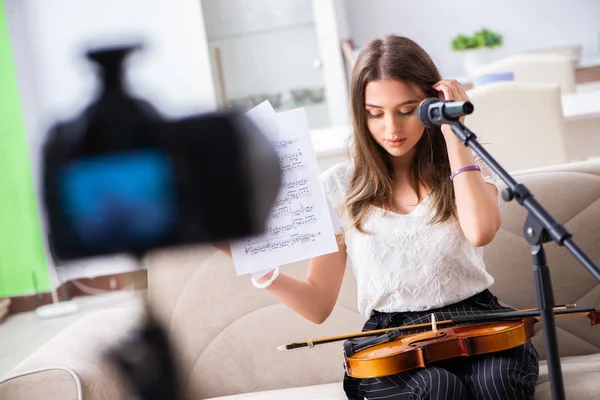 Žena krásná blogger hrát na housle — Stock fotografie