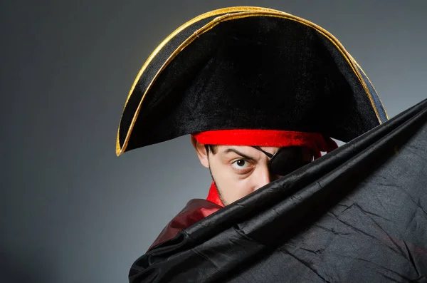 Homem pirata contra fundo escuro — Fotografia de Stock